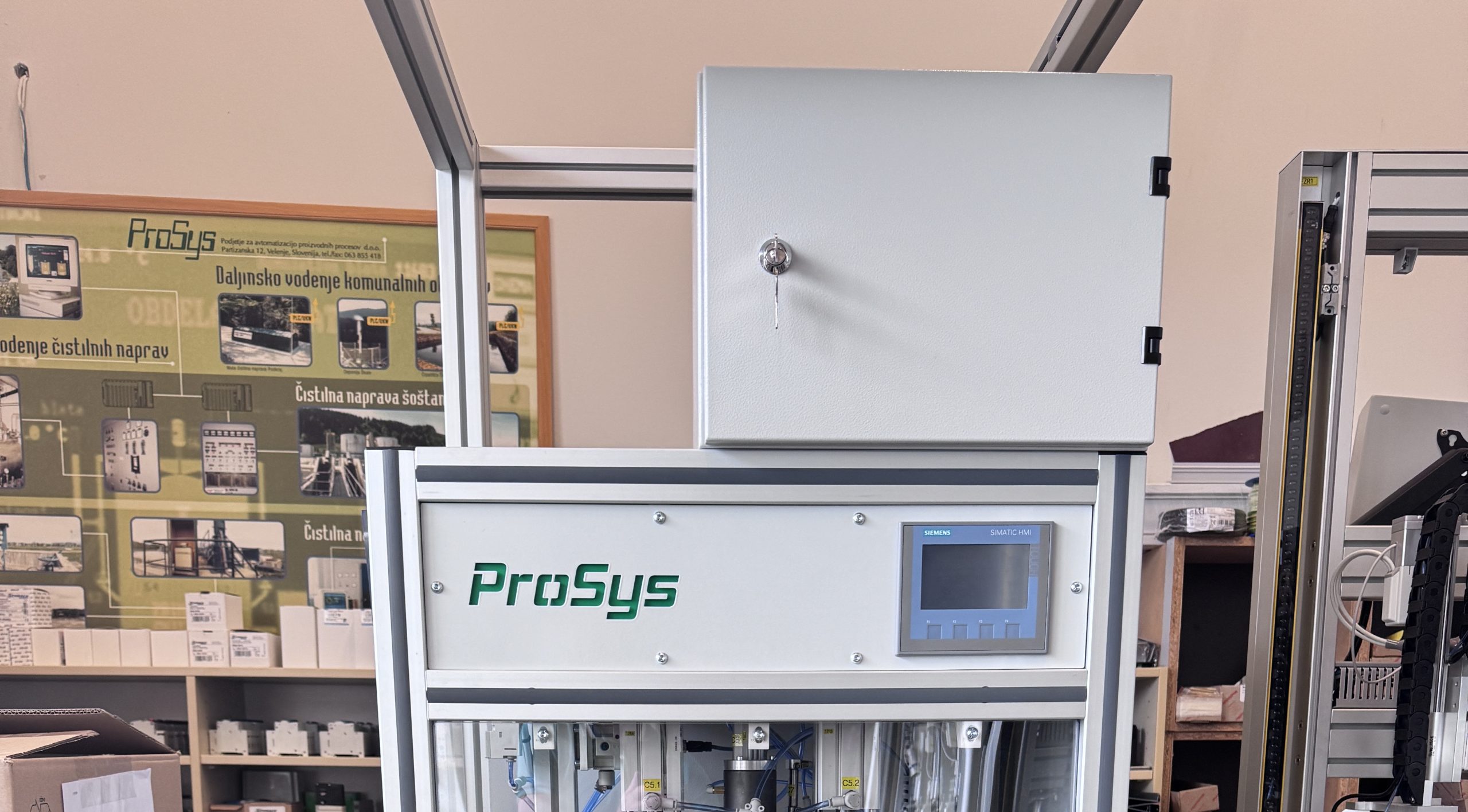 Naprava za sestavo in testiranje rezervoarjev